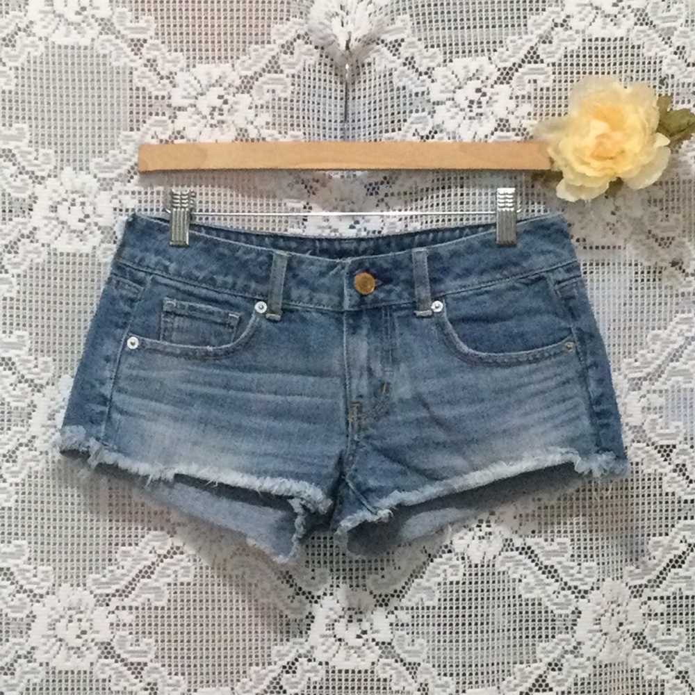 American Eagle Women’s Blue Denim Frayed Shorts Size 4